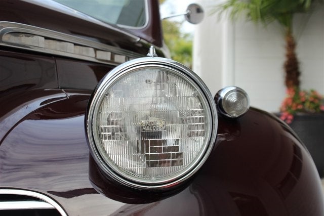 1940 Chevrolet Special Deluxe 2-Door Town Sedan