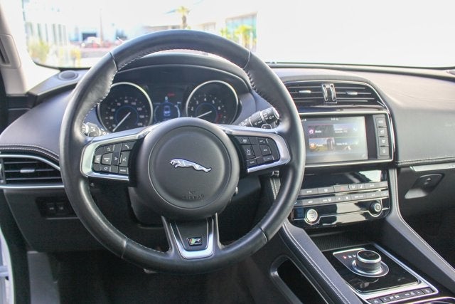 2017 Jaguar F-PACE 35t R-Sport