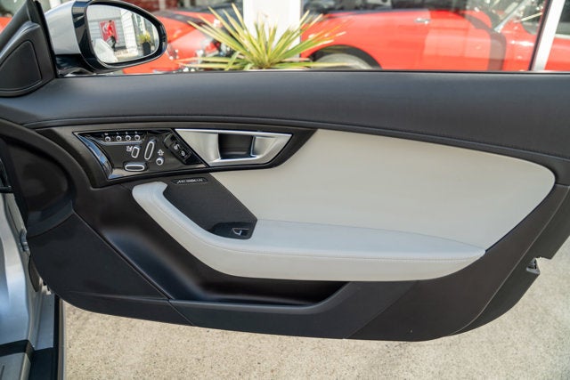 2014 Jaguar F-TYPE V8 S