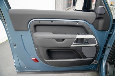 2023 Land Rover Defender SE