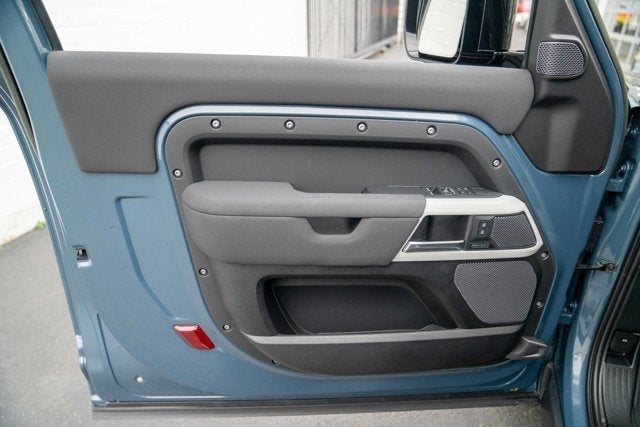 2023 Land Rover Defender SE