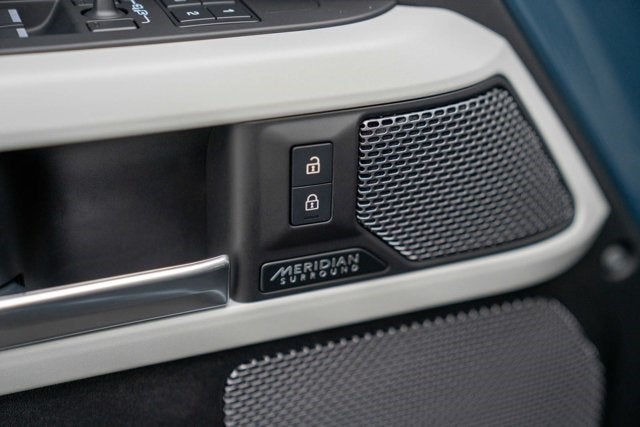 2023 Land Rover Defender SE