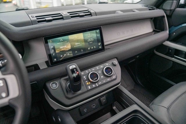 2023 Land Rover Defender SE