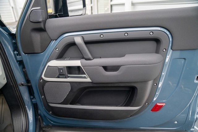 2023 Land Rover Defender SE