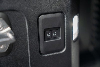 2023 Land Rover Defender SE