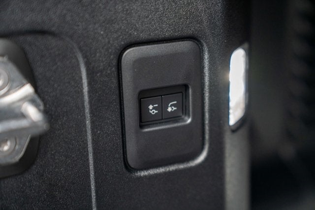 2023 Land Rover Defender SE