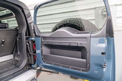 2023 Land Rover Defender SE