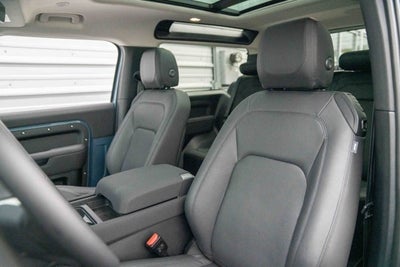 2023 Land Rover Defender SE