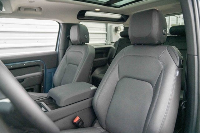 2023 Land Rover Defender SE