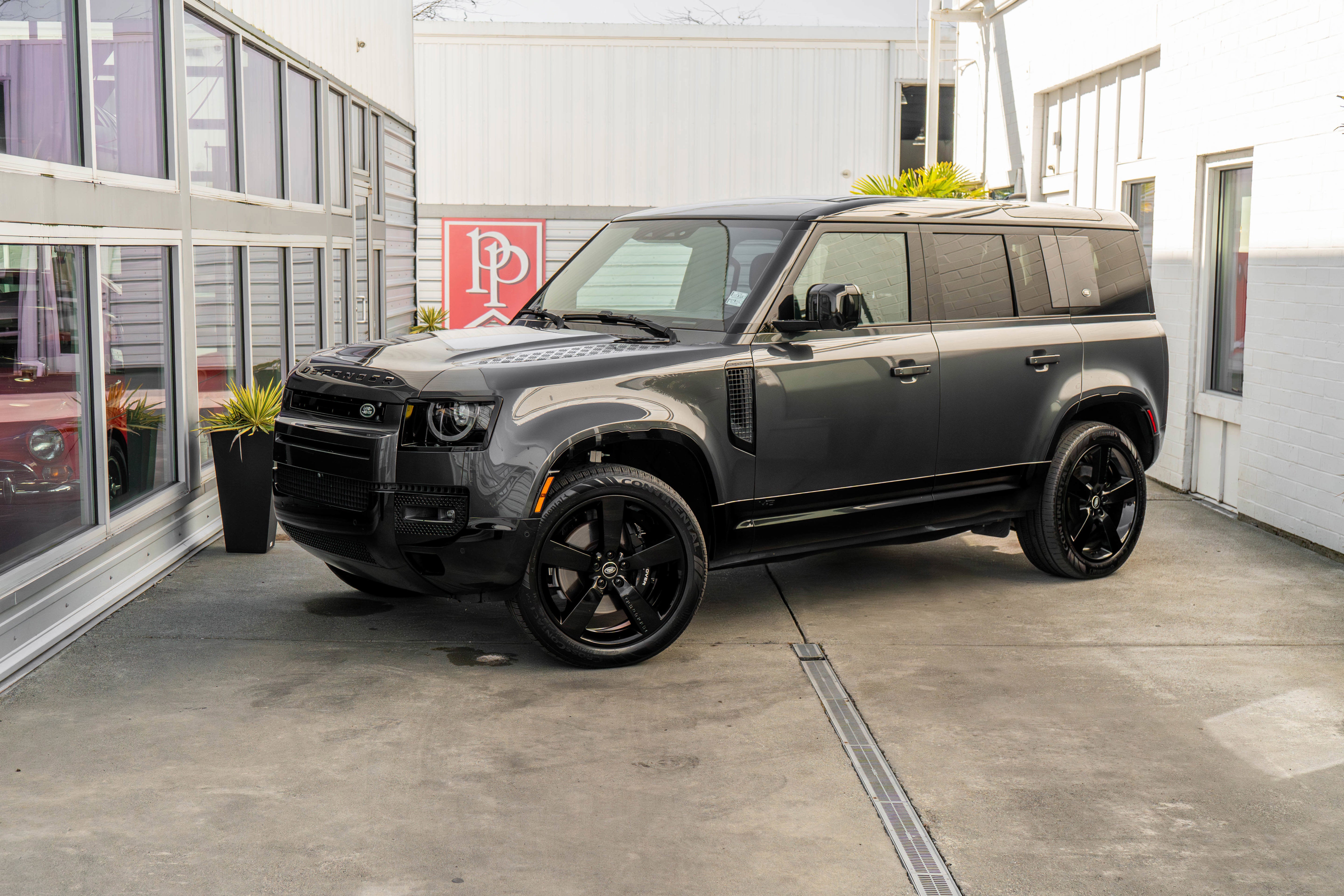 2023 Land Rover Defender V8