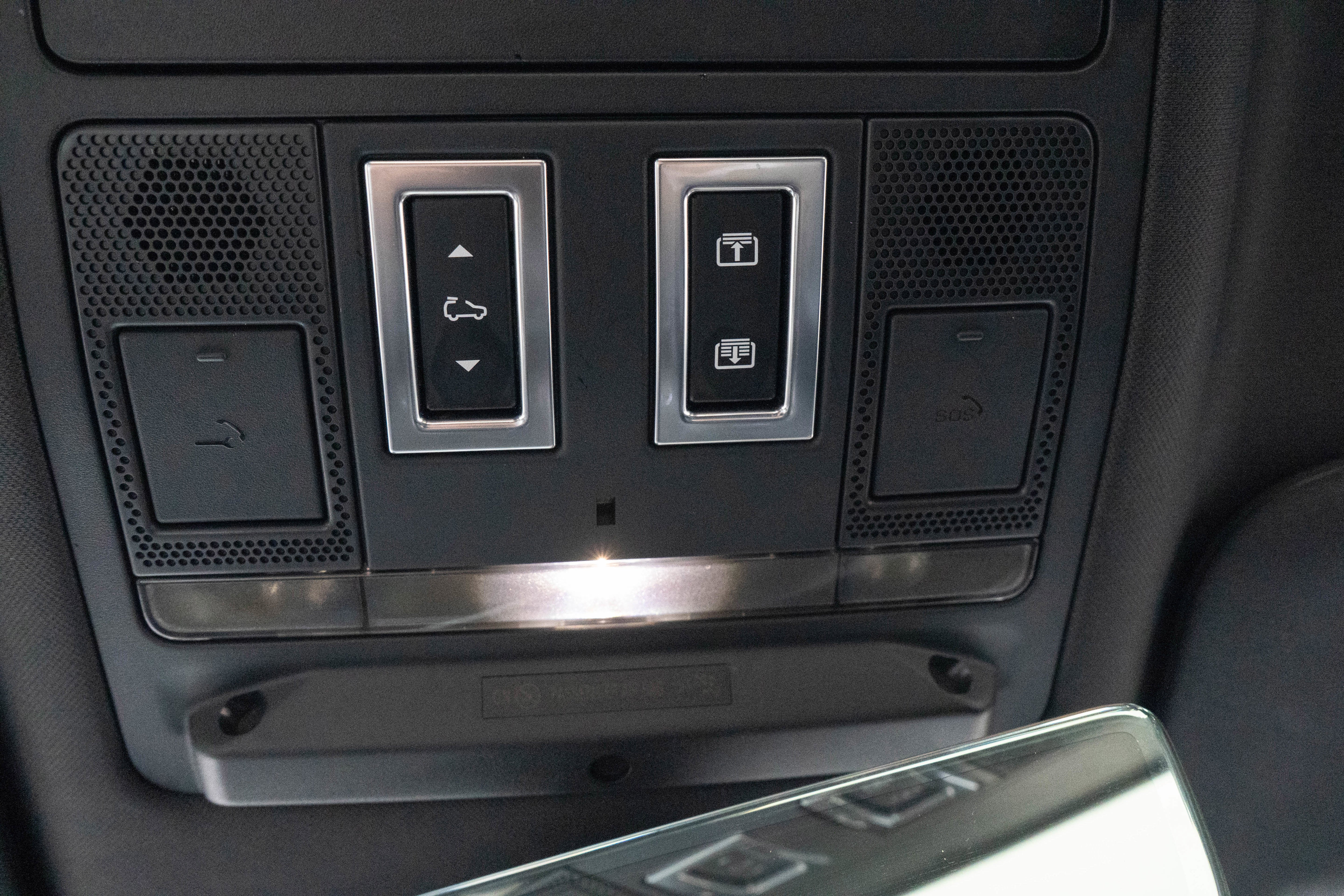 2023 Land Rover Defender V8