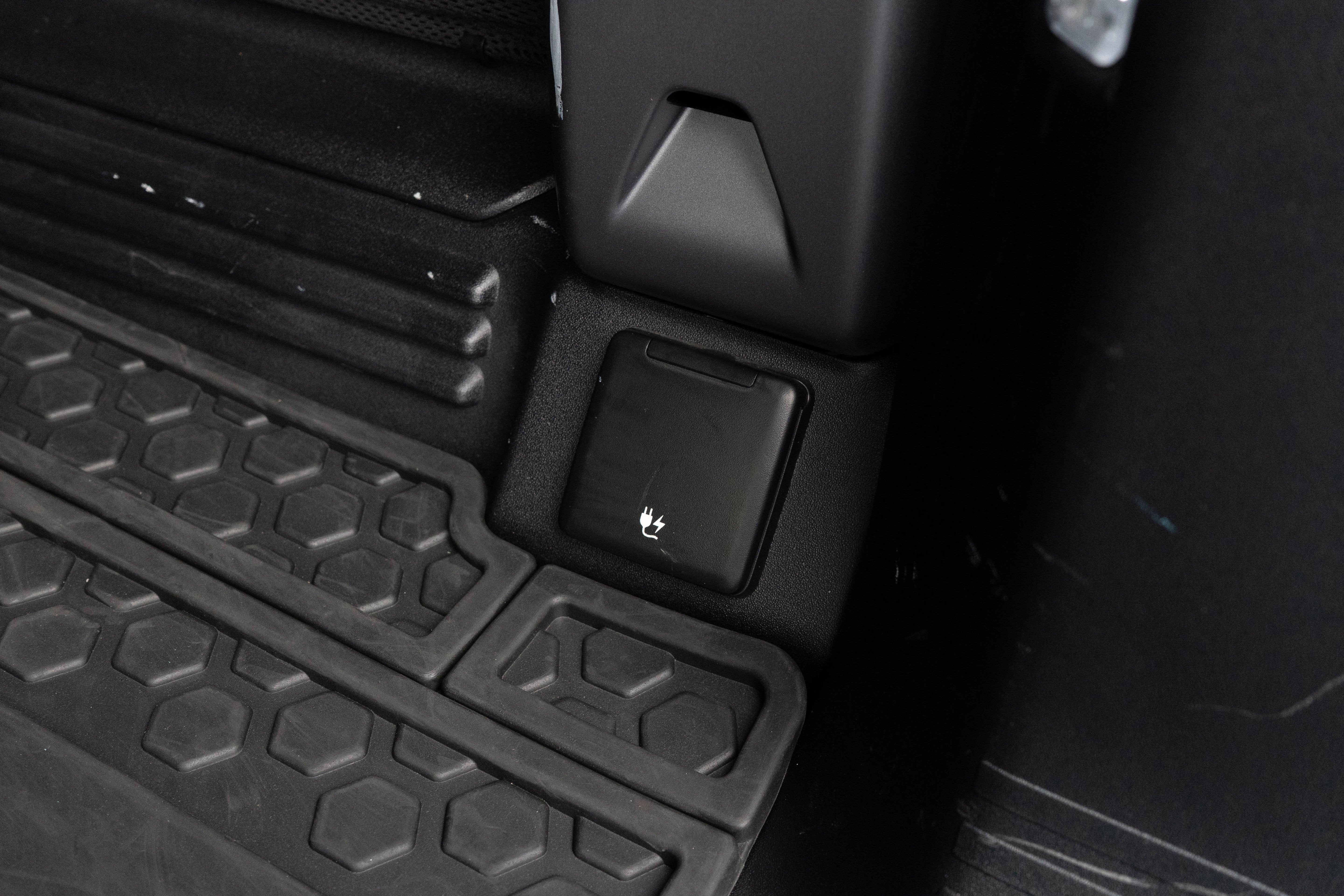 2023 Land Rover Defender V8