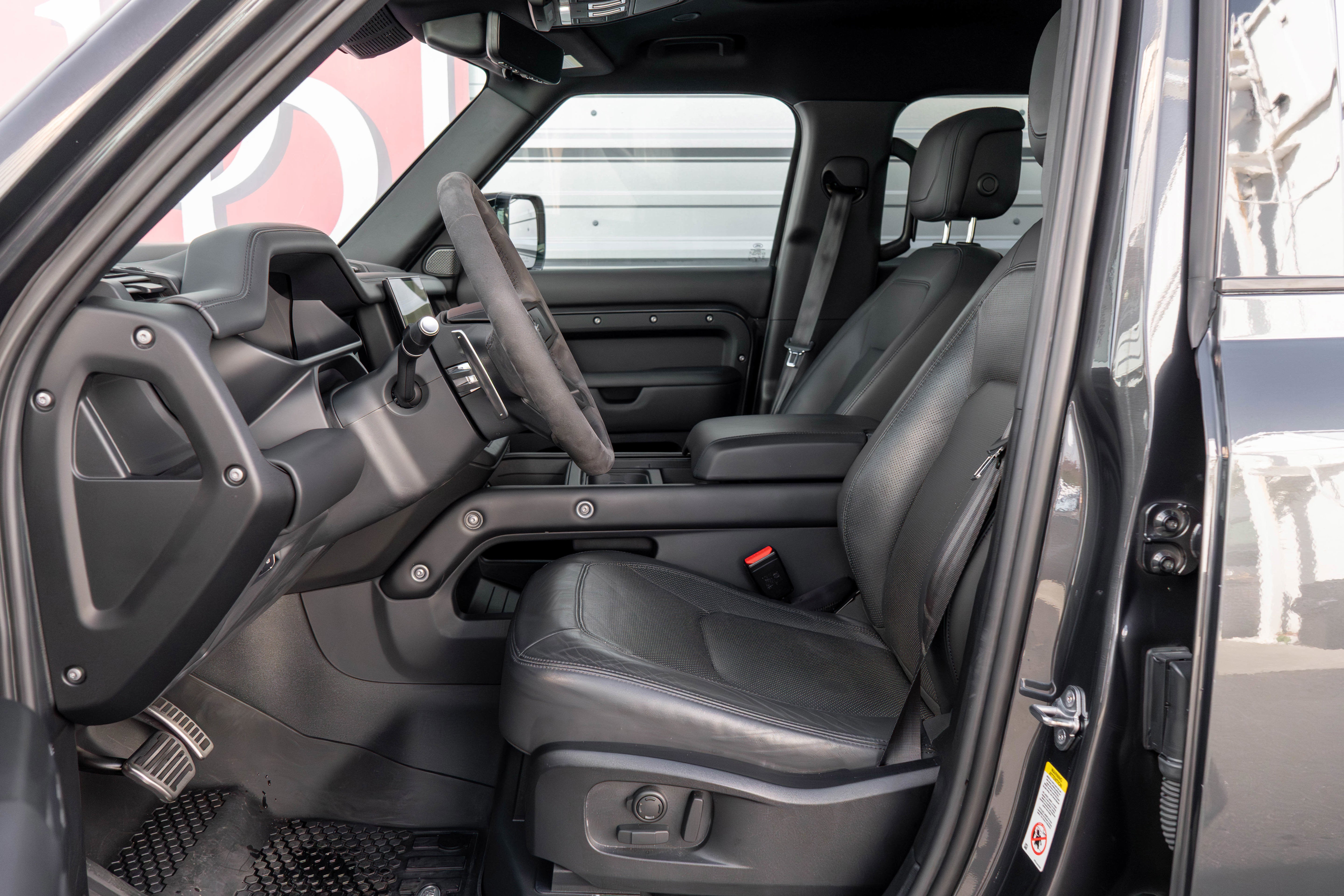 2023 Land Rover Defender V8