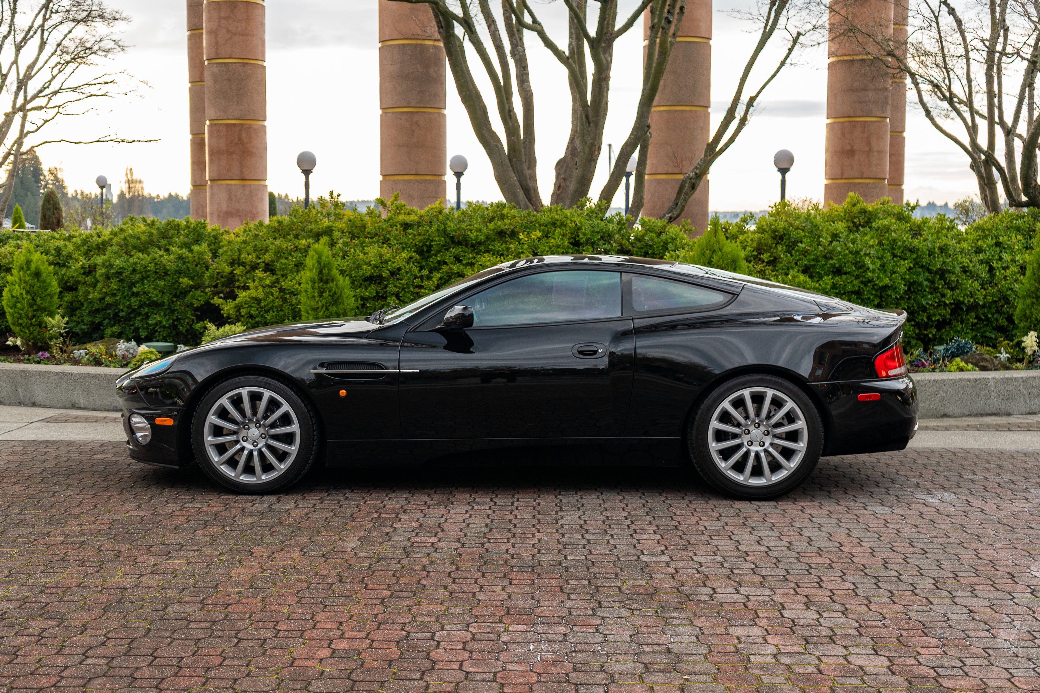 2002 Aston Martin Vanquish 2dr Cpe