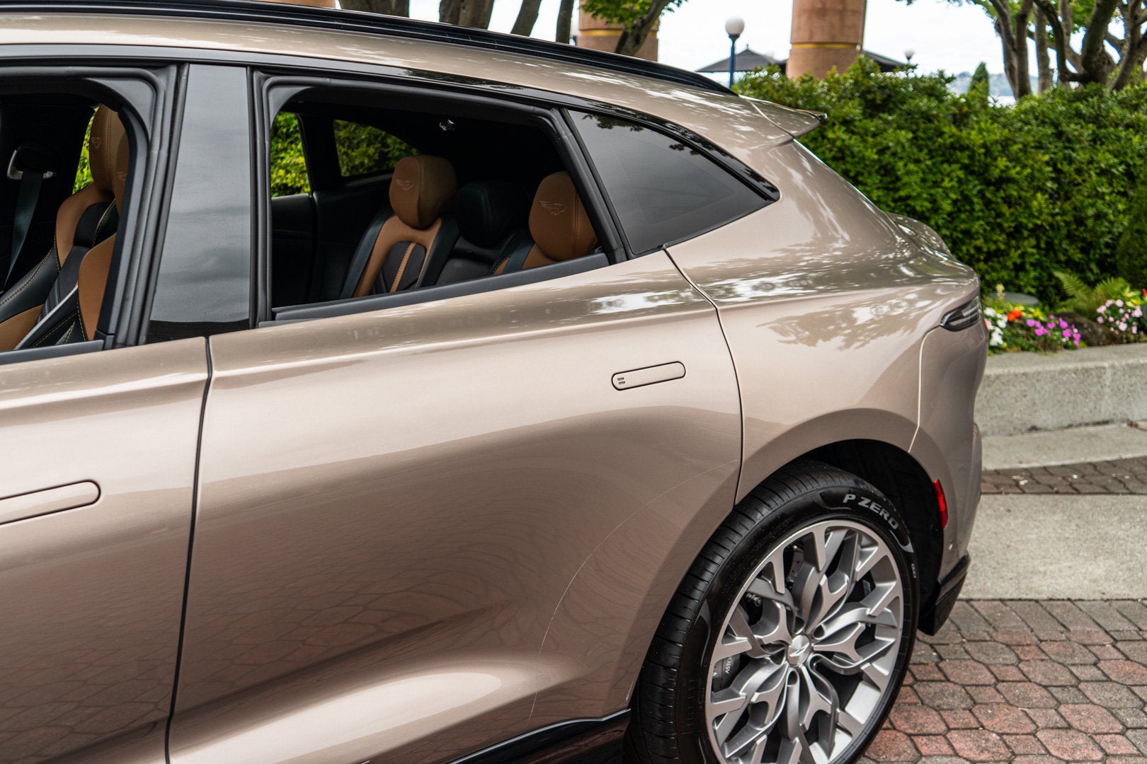 2023 Aston Martin DBX 707