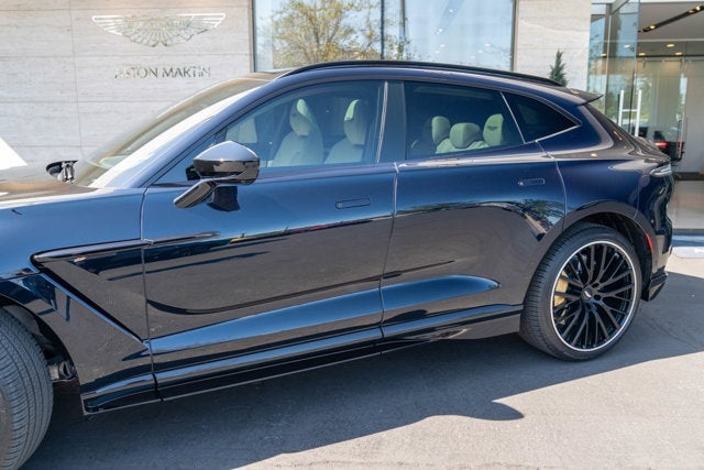 2023 Aston Martin DBX 707