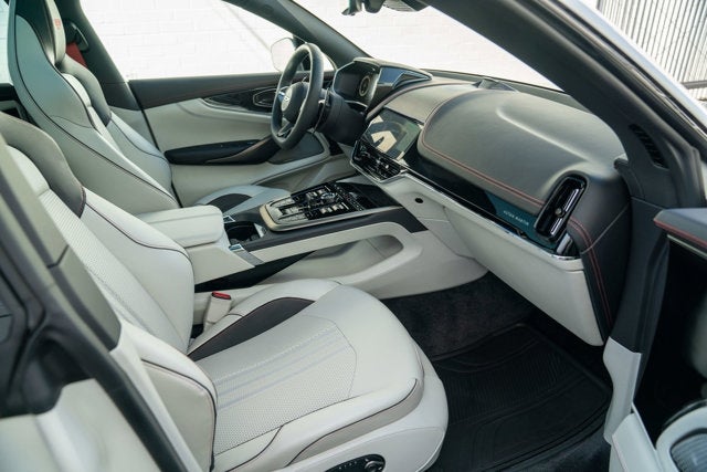 2025 Aston Martin DBX 707