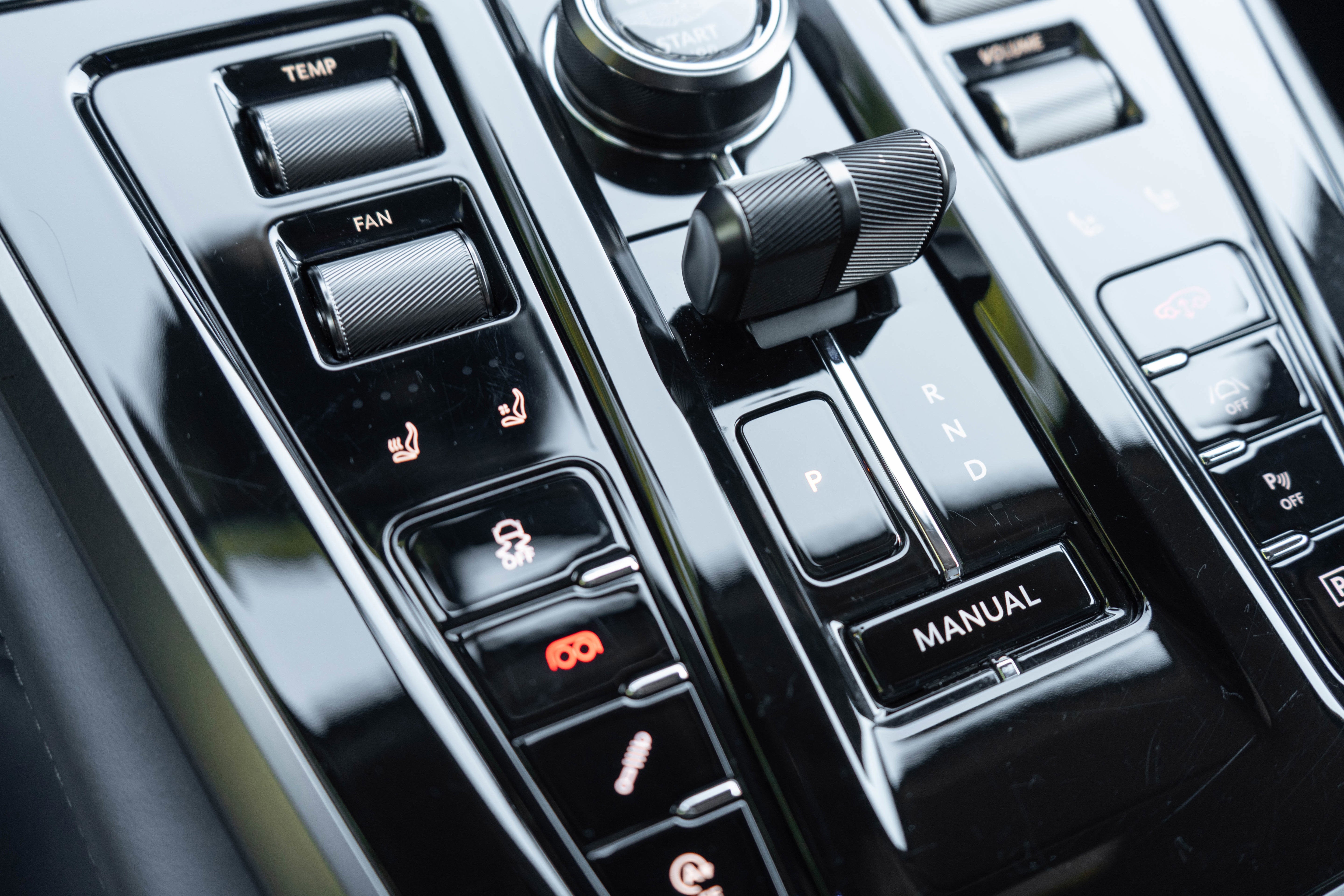 2025 Aston Martin DBX 707