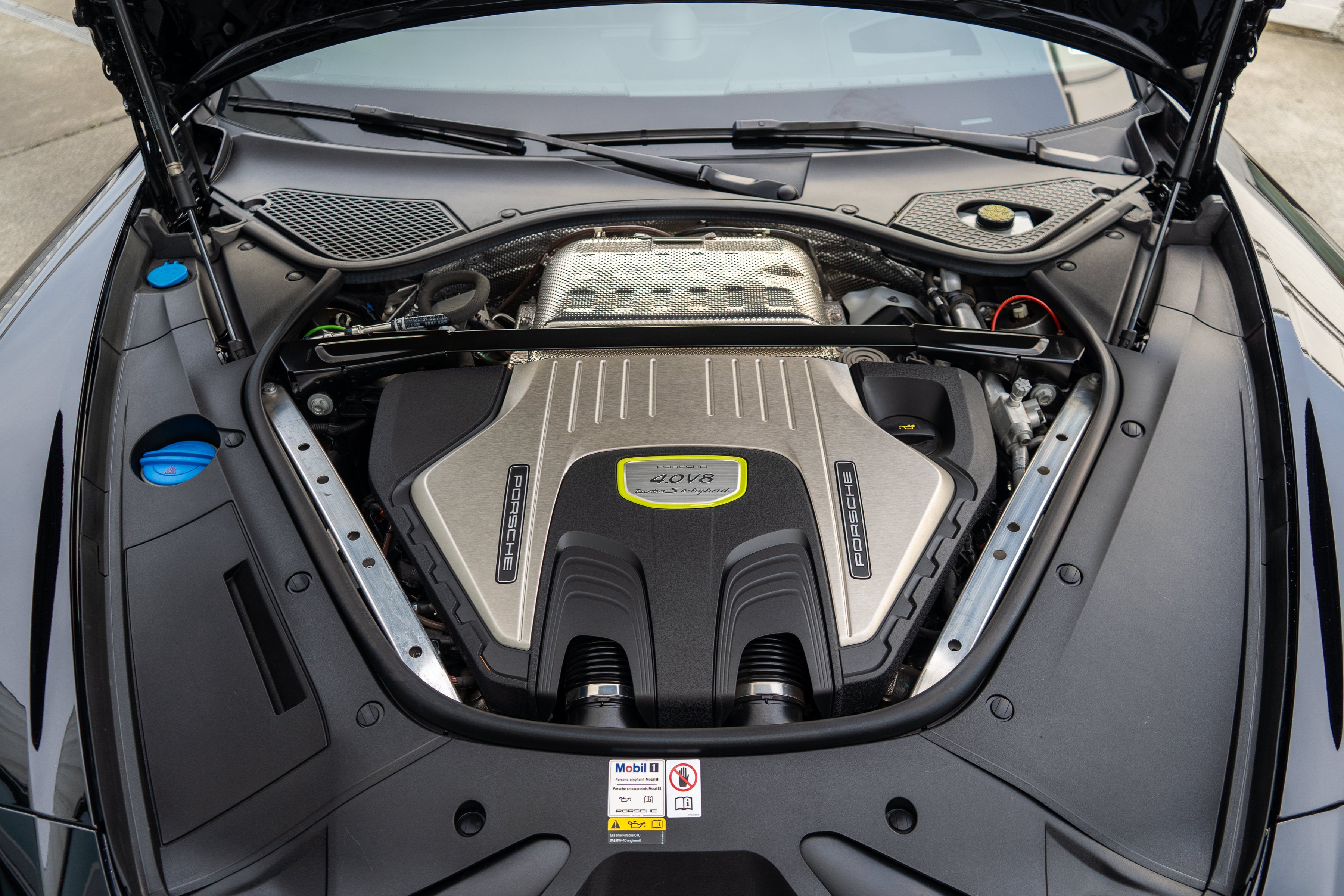 2023 Porsche Panamera Turbo S E-Hybrid