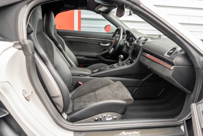 2022 Porsche 718 Spyder Roadster