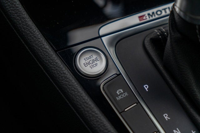 2016 Volkswagen Golf R 4dr HB DSG w/DCC/Nav