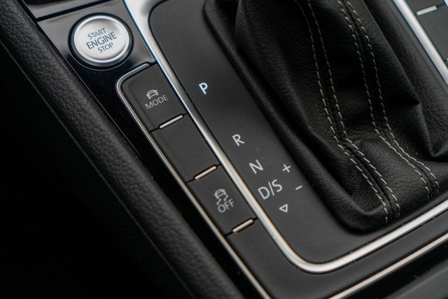 2016 Volkswagen Golf R 4dr HB DSG w/DCC/Nav