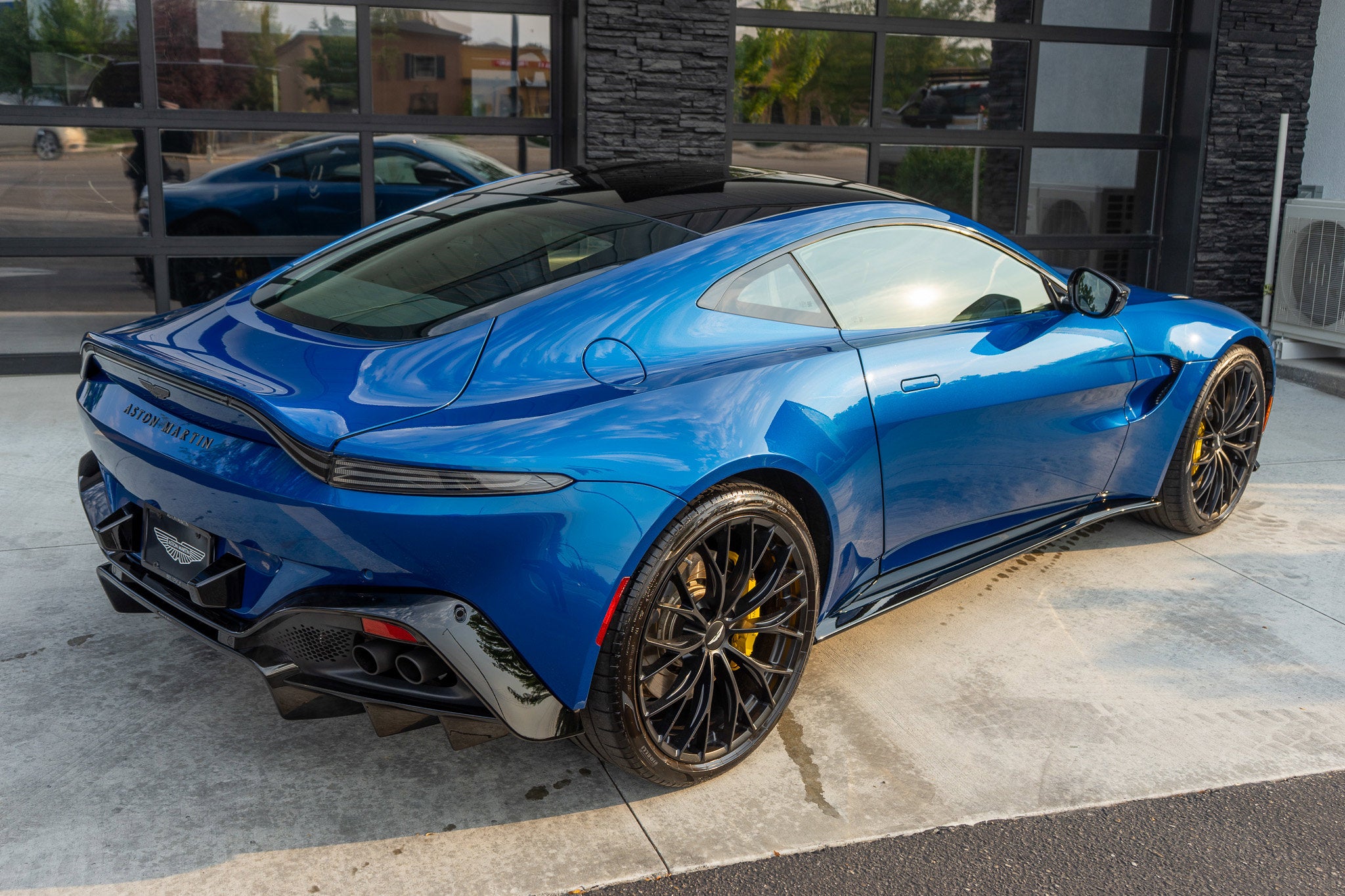 2022 Aston Martin Vantage Base