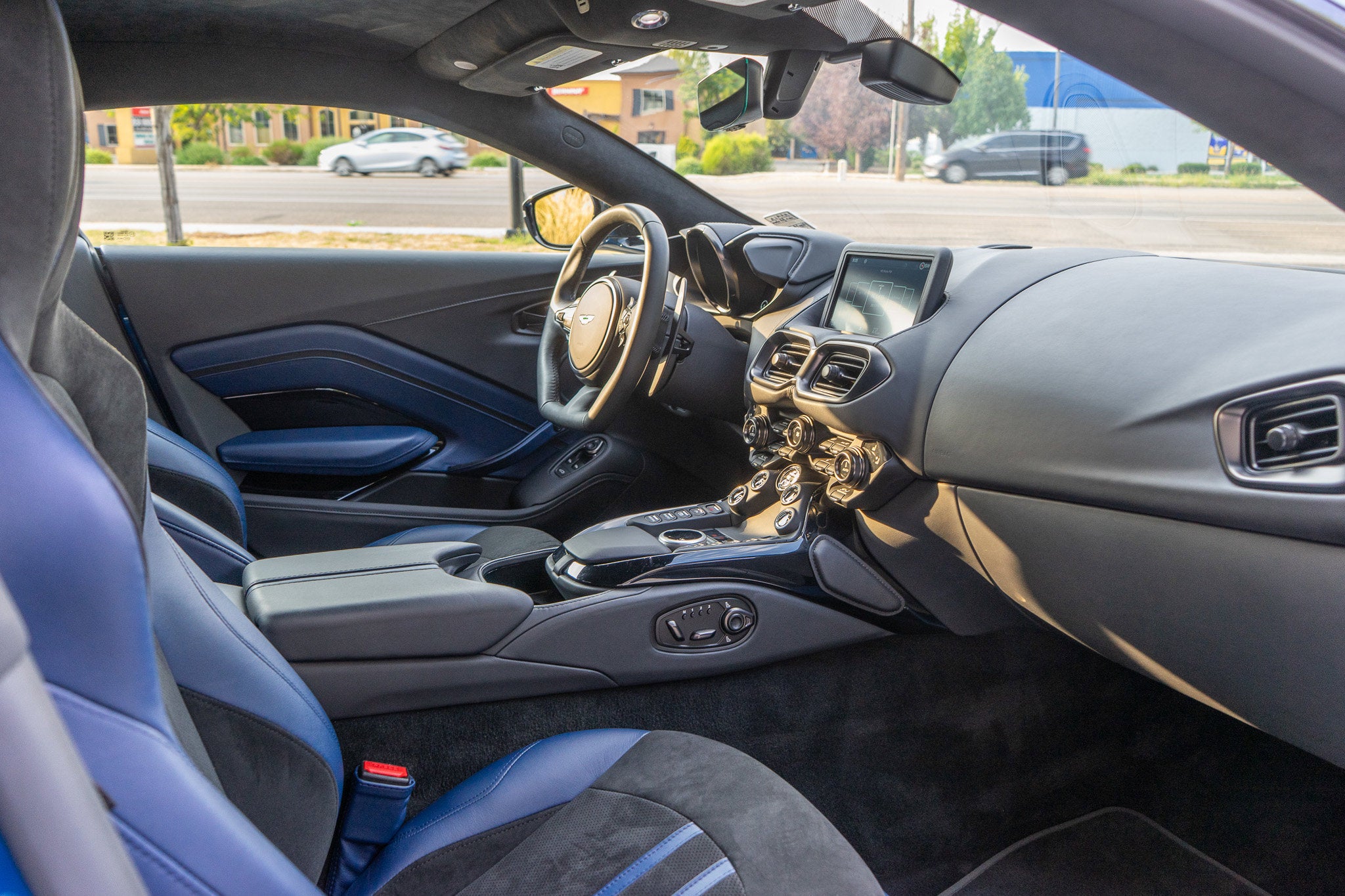 2022 Aston Martin Vantage Base