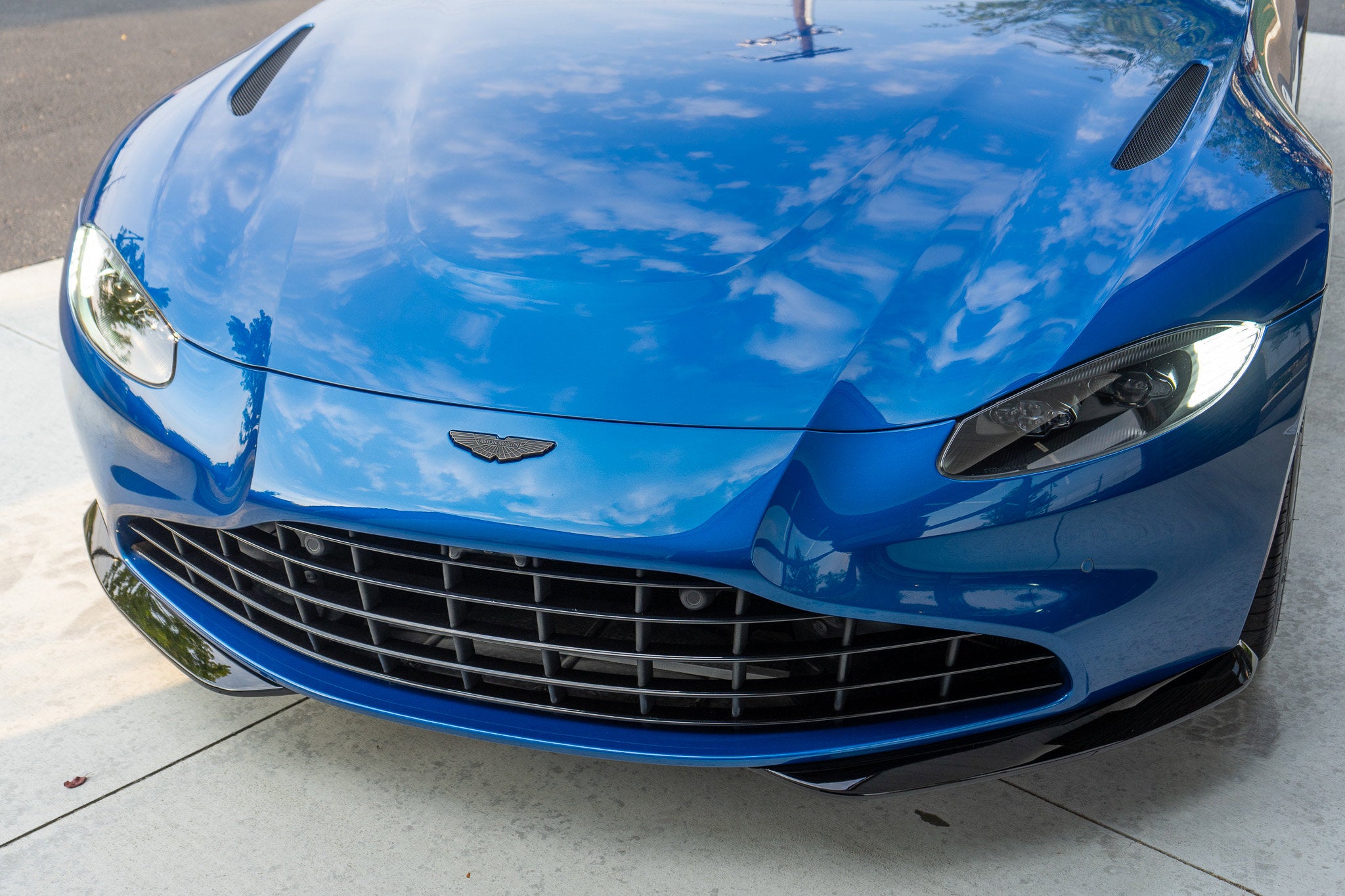 2022 Aston Martin Vantage Base