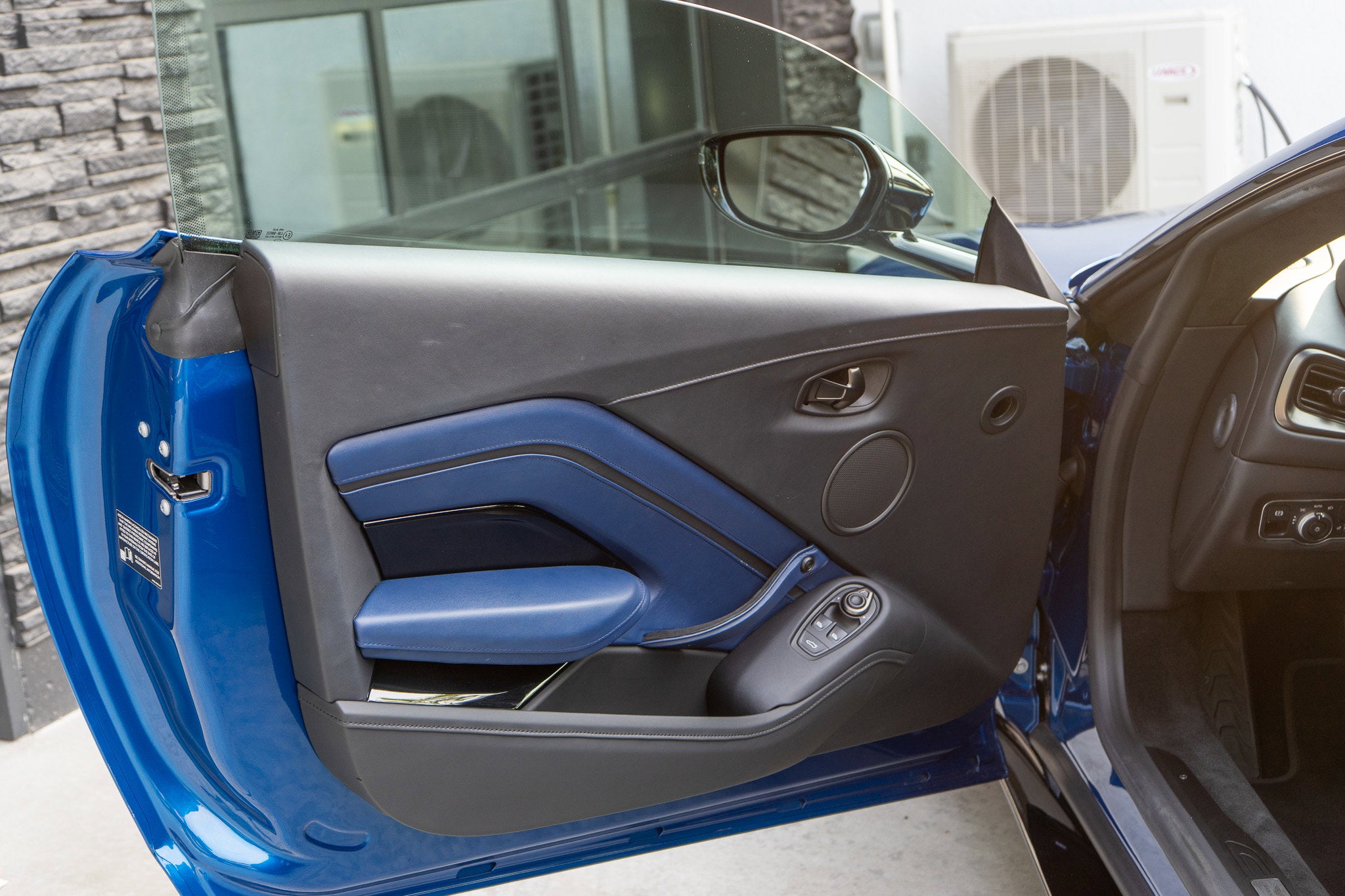 2022 Aston Martin Vantage Base