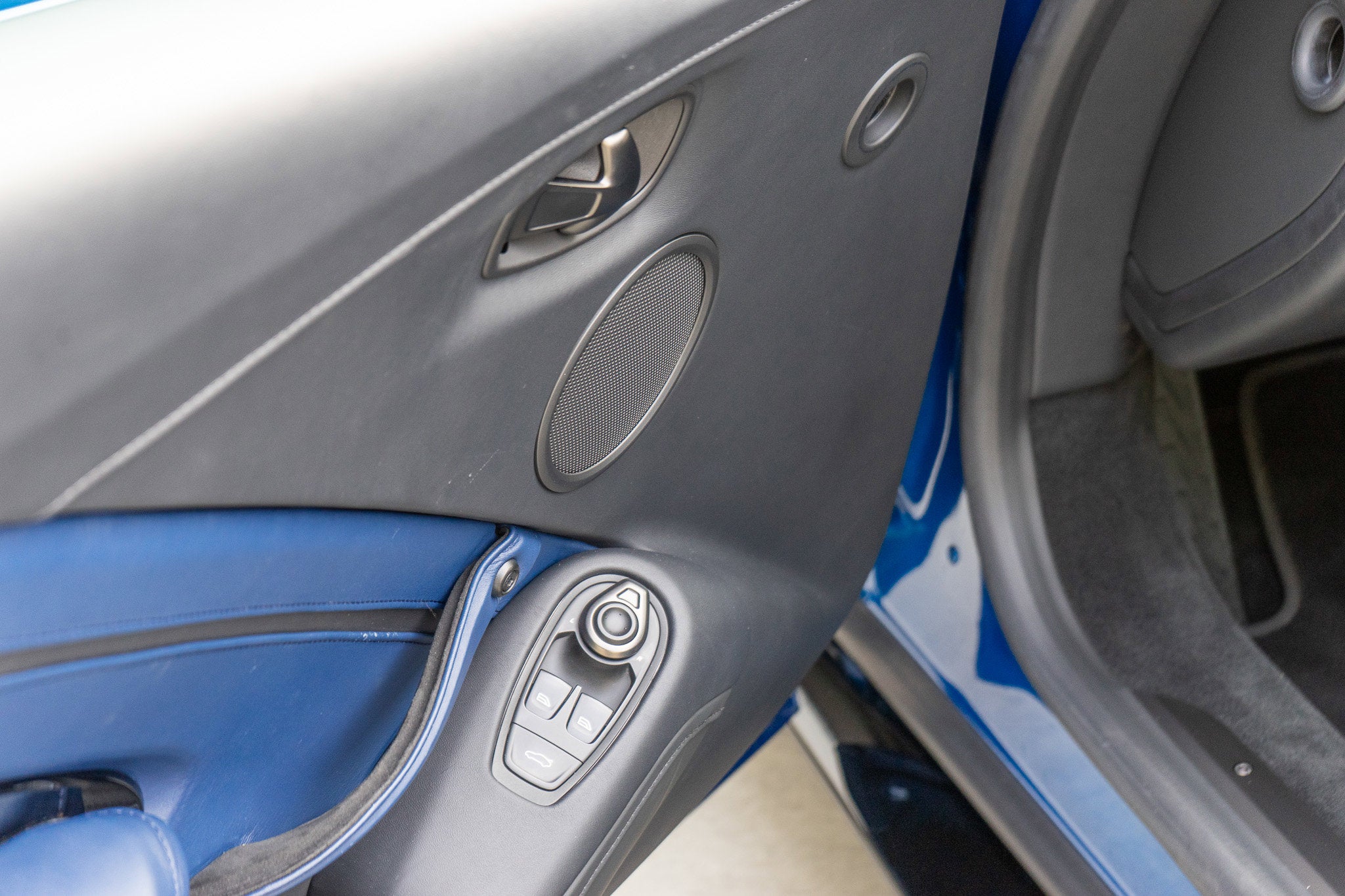 2022 Aston Martin Vantage Base