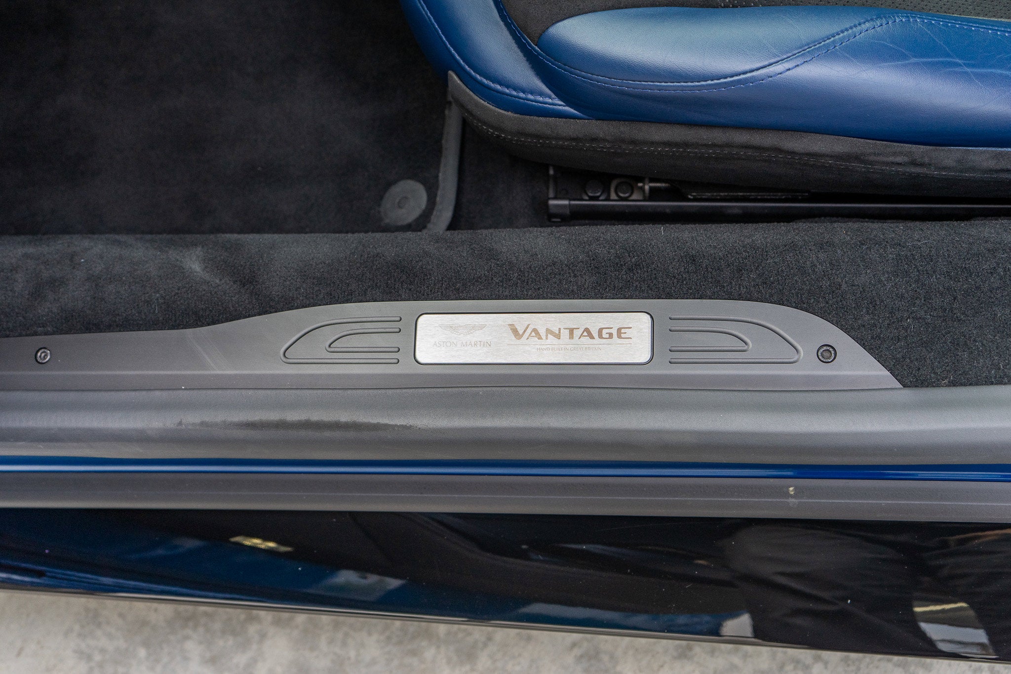2022 Aston Martin Vantage Base