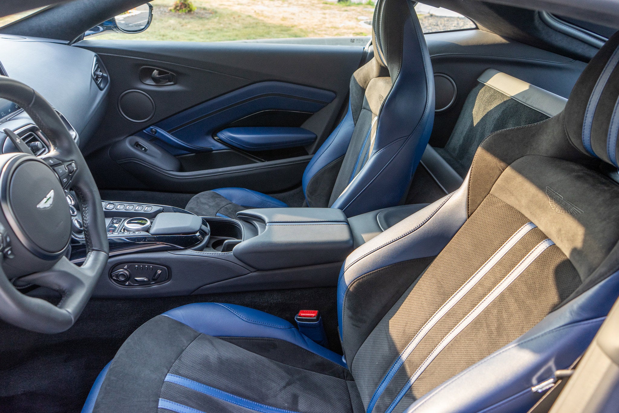 2022 Aston Martin Vantage Base