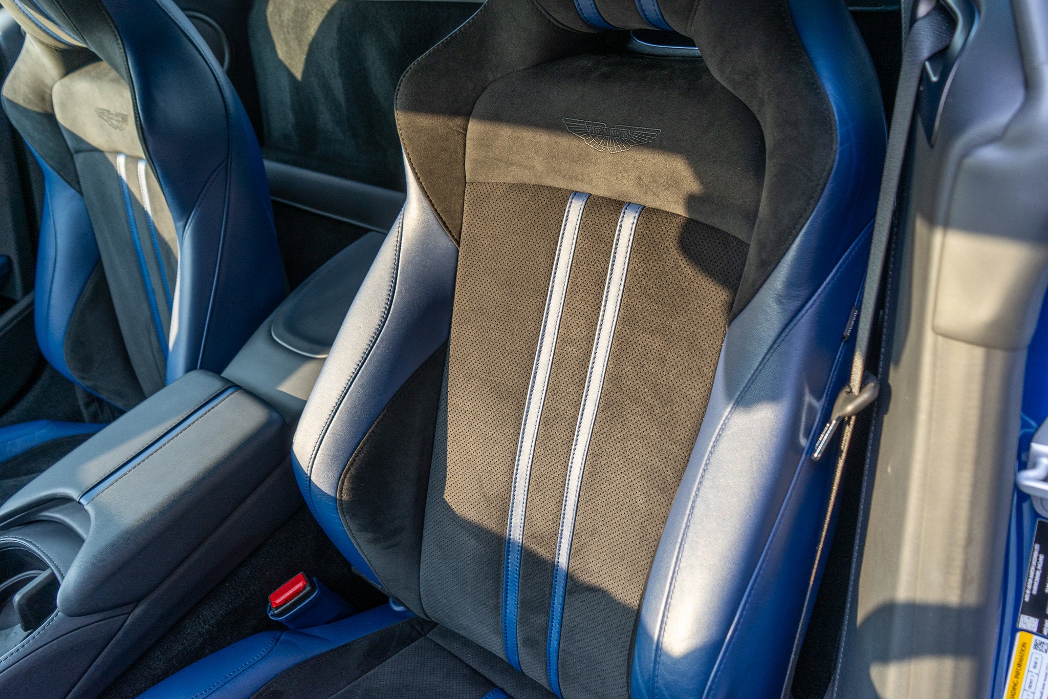 2022 Aston Martin Vantage Base