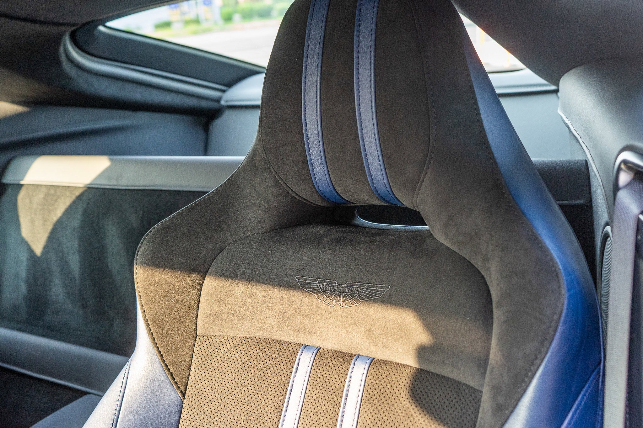 2022 Aston Martin Vantage Base