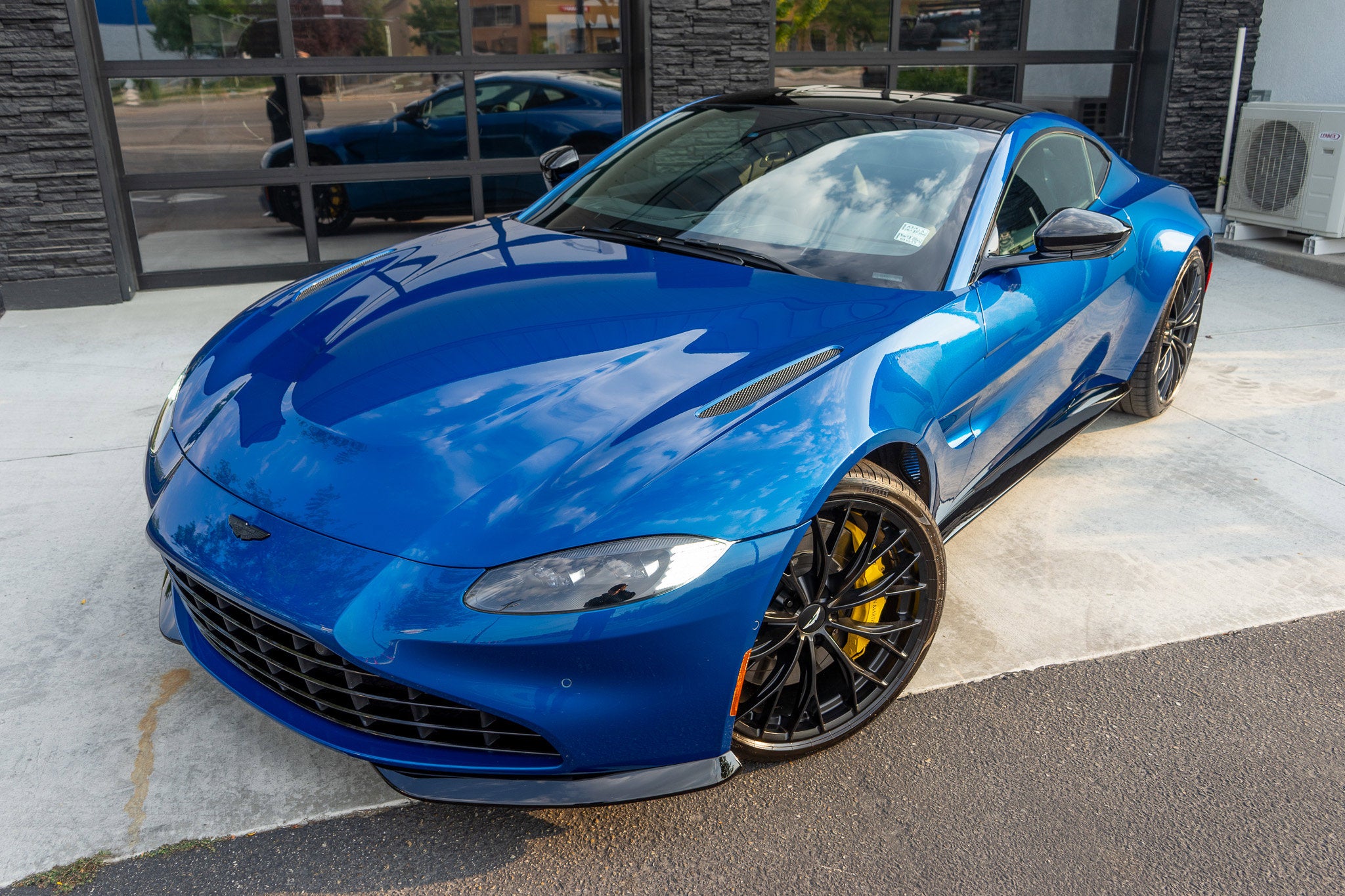 2022 Aston Martin Vantage Base