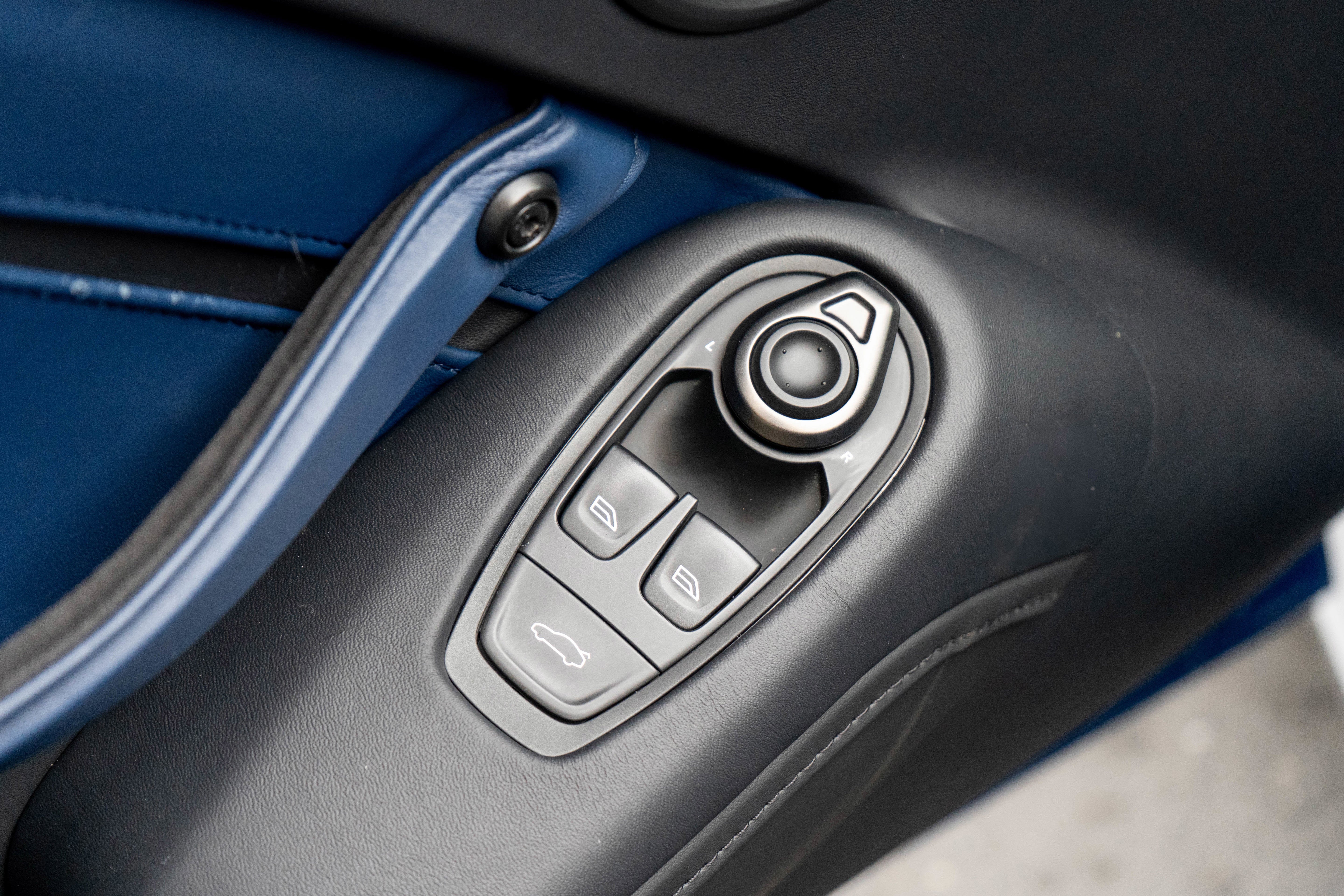 2022 Aston Martin Vantage Base