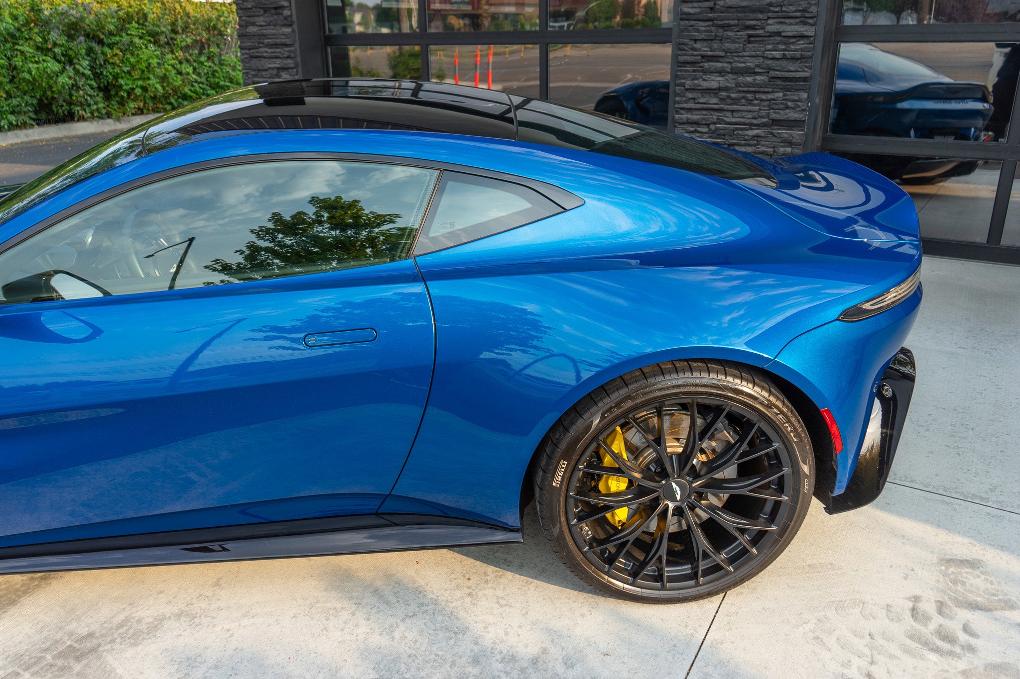 2022 Aston Martin Vantage Base