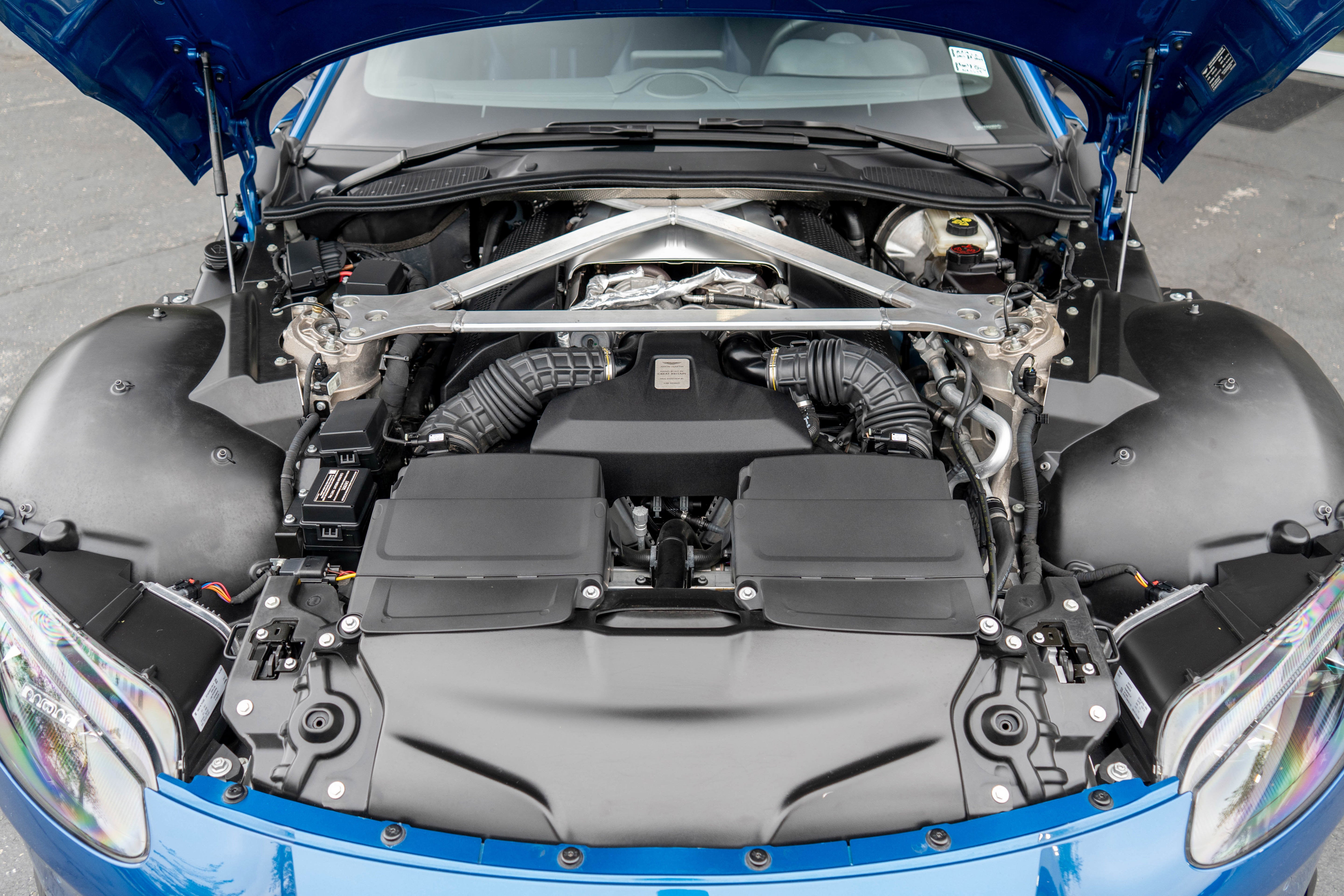 2022 Aston Martin Vantage Base