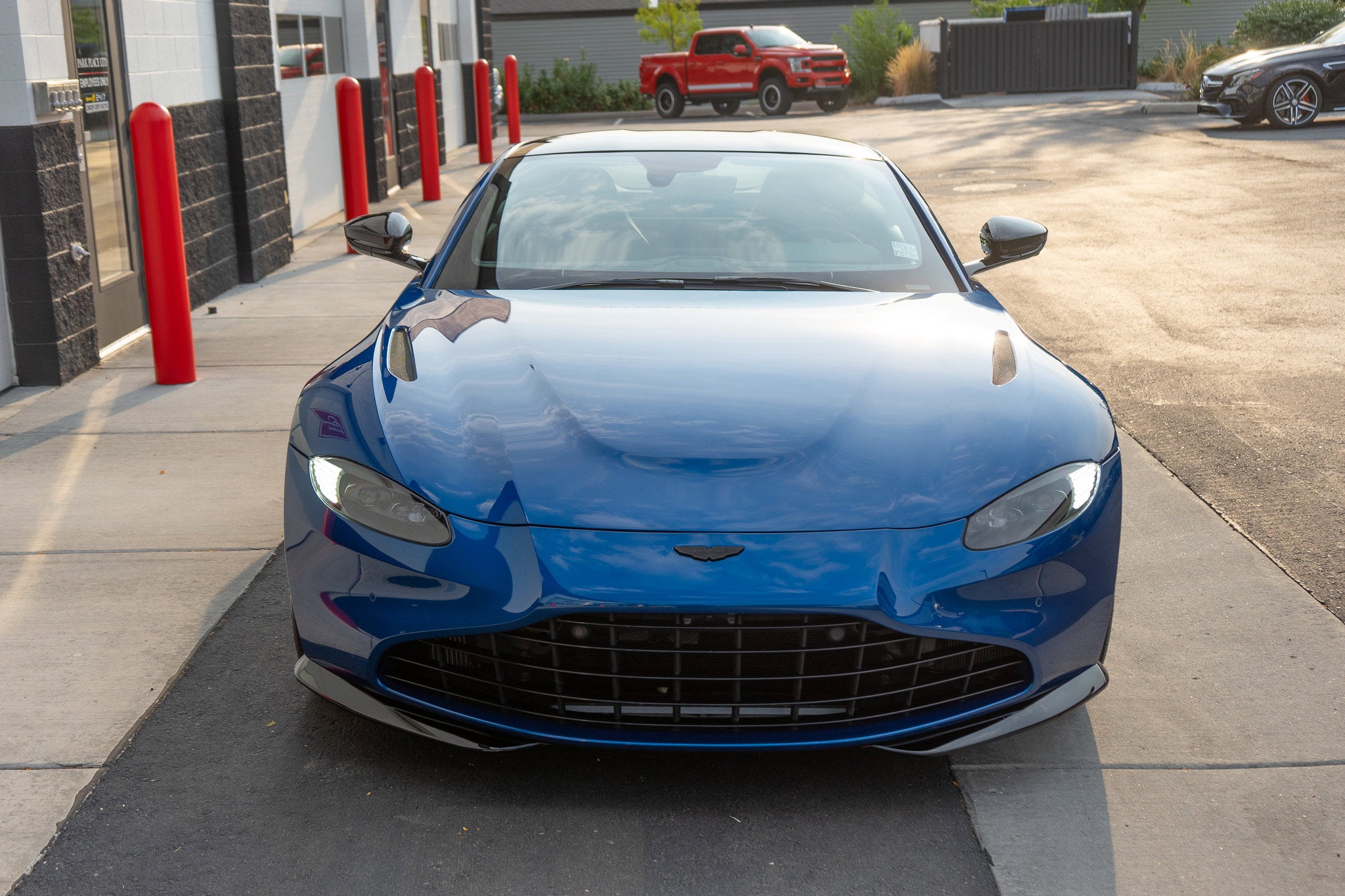 2022 Aston Martin Vantage Base