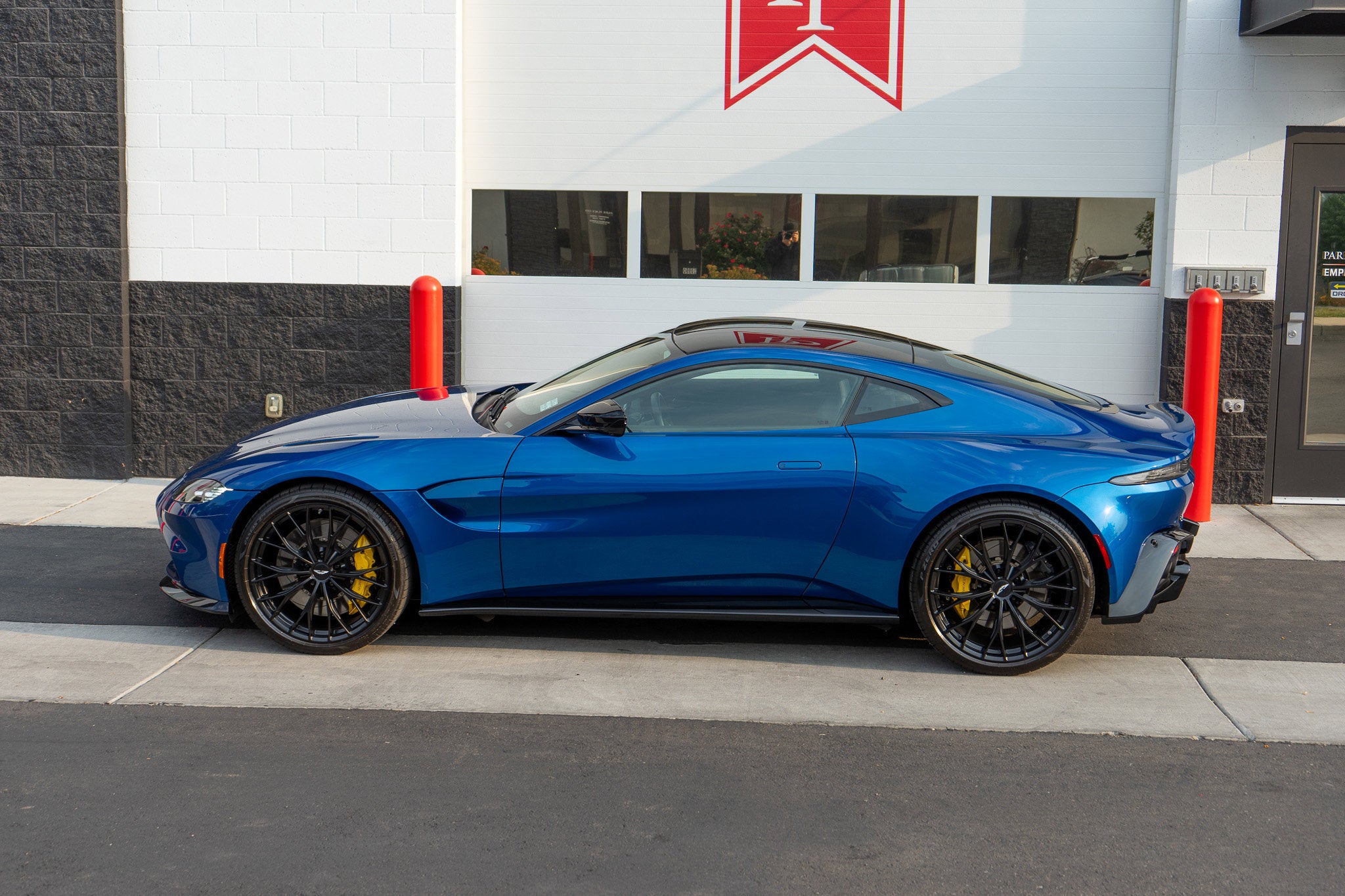 2022 Aston Martin Vantage Base