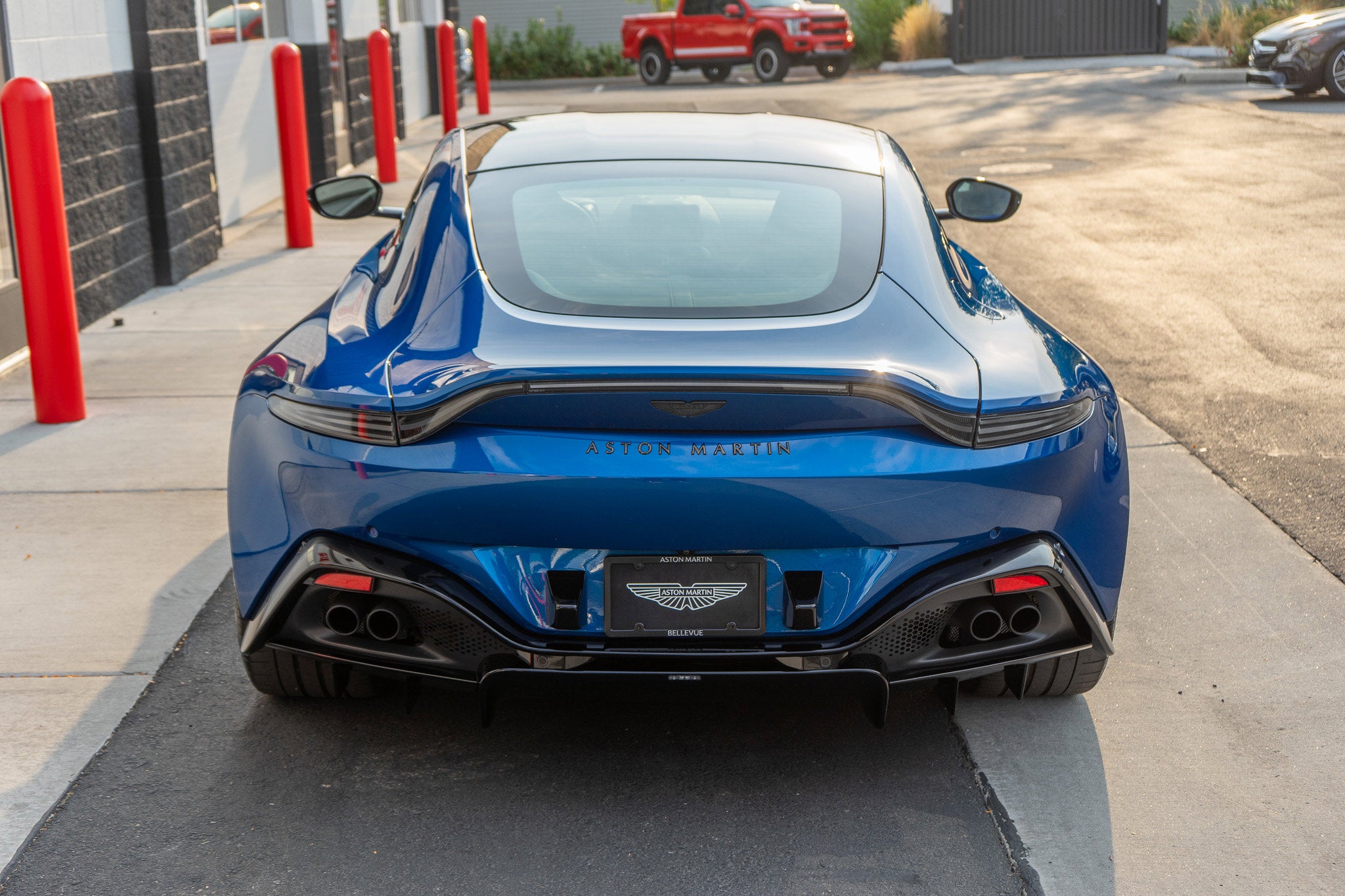 2022 Aston Martin Vantage Base