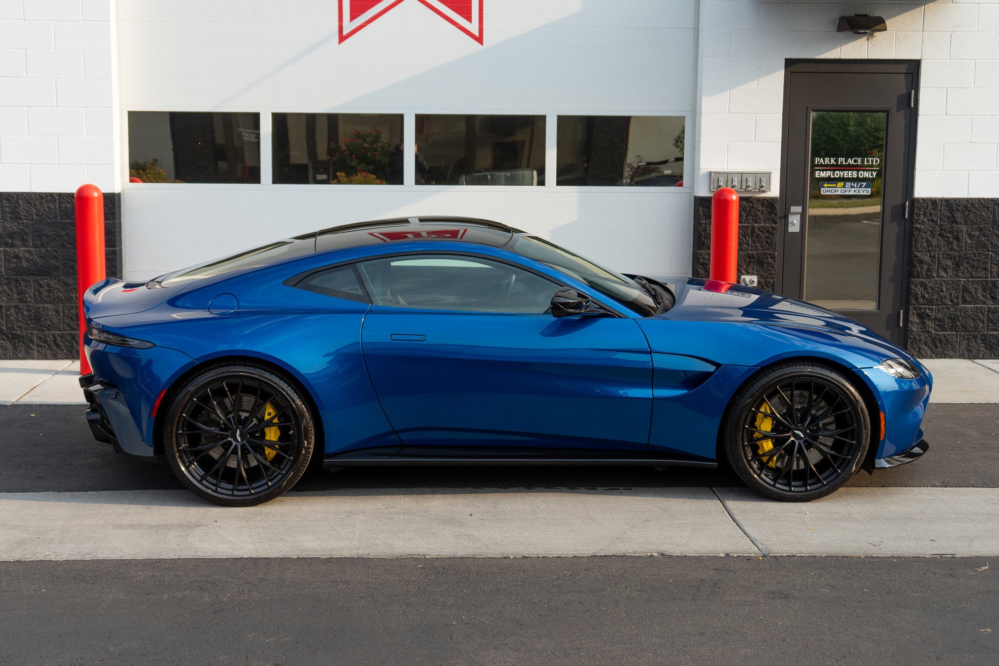 2022 Aston Martin Vantage Base