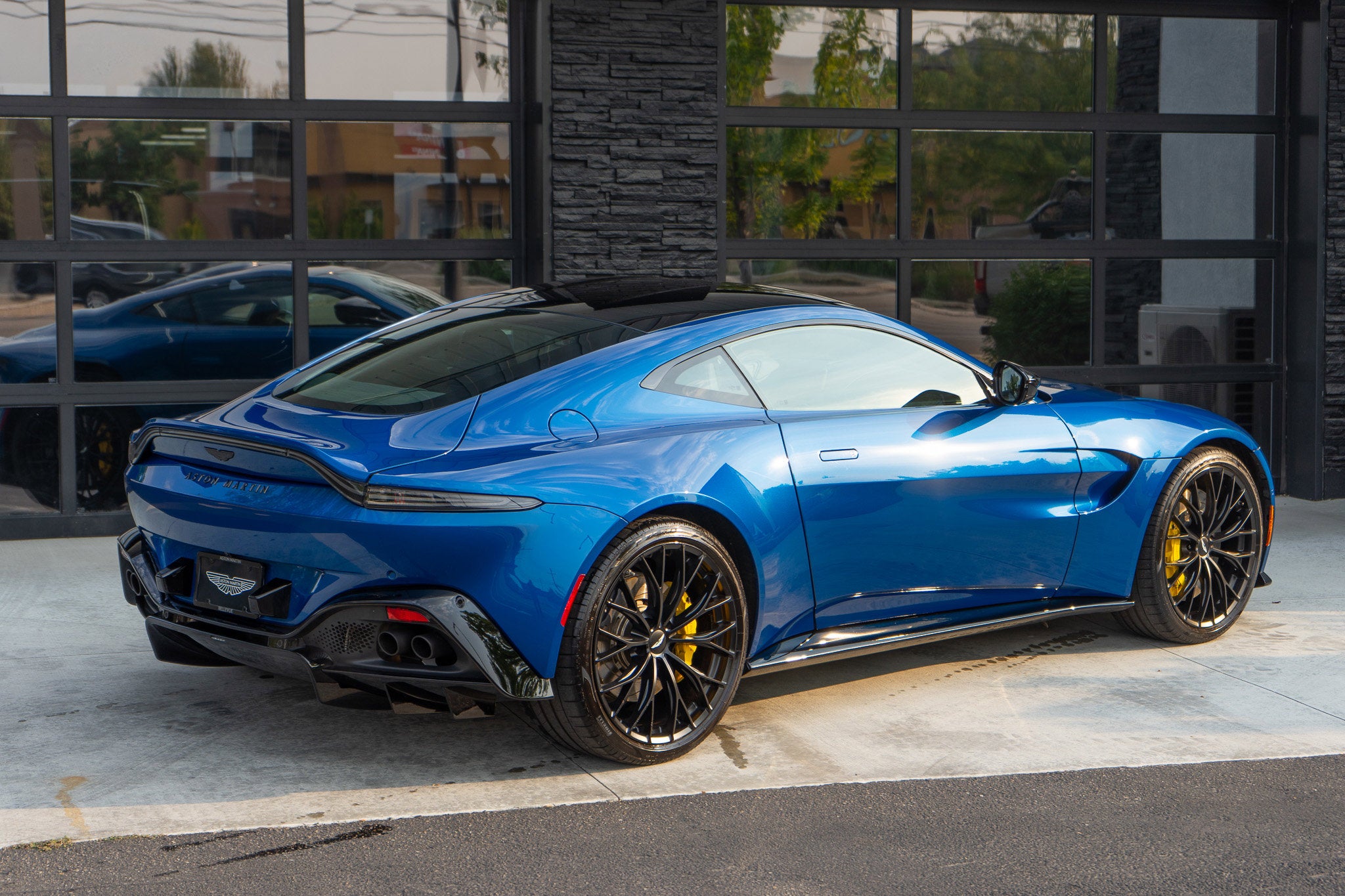 2022 Aston Martin Vantage Base
