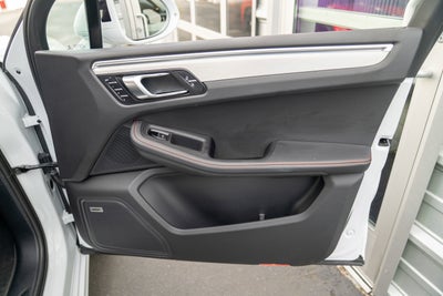 2022 Porsche Macan AWD